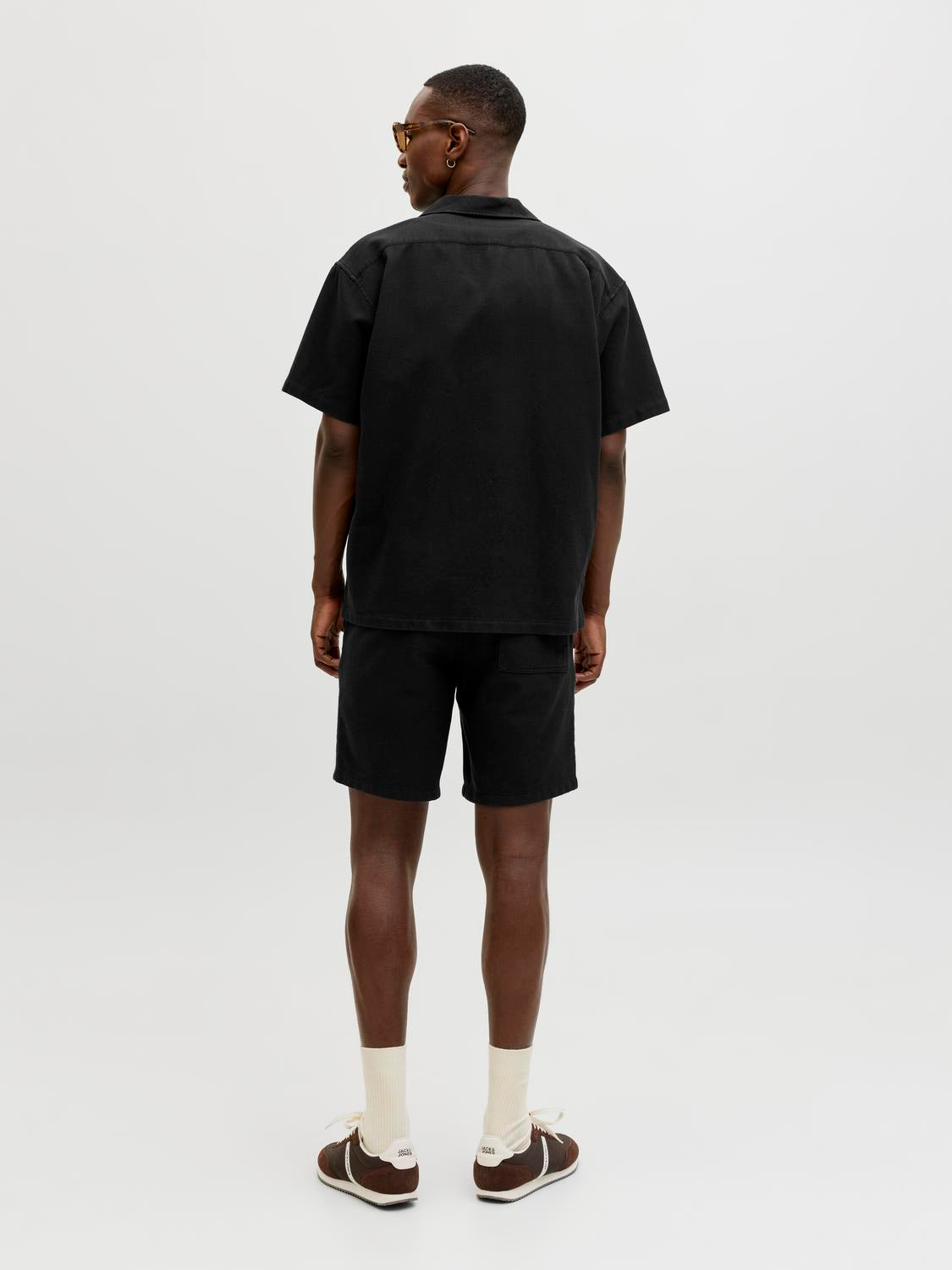 model_shot-back
